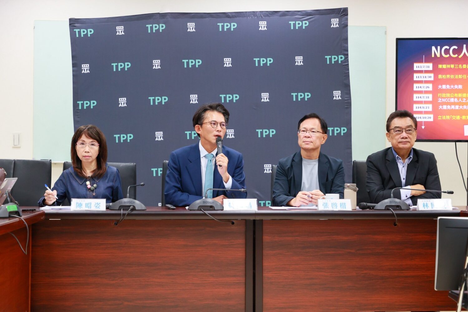 民眾黨立院黨團上午召開記者會,總召黃國昌(中)痛批卓榮泰延宕NCC人事並對國會說謊,宣布本週將正式提出譴責案。(圖/民眾黨團)
