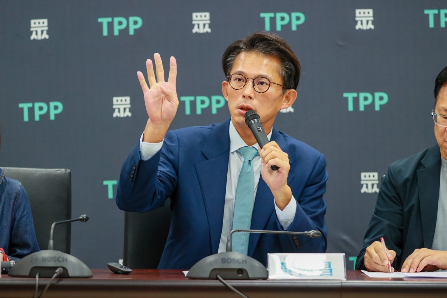 黃國昌指出,國家通訊傳播委員會(NCC)四位委員自去年7月起陸續卸任,行政院卻拖延近一年才補提名人選。(圖/民眾黨團)