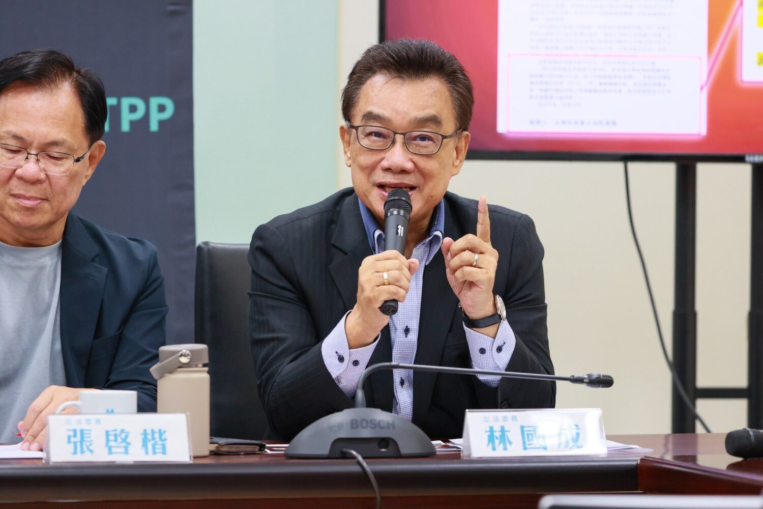 林國成表示,提名NCC委員是行政院長的職責,卻被民進黨變成政治操作。(圖/民眾黨團)