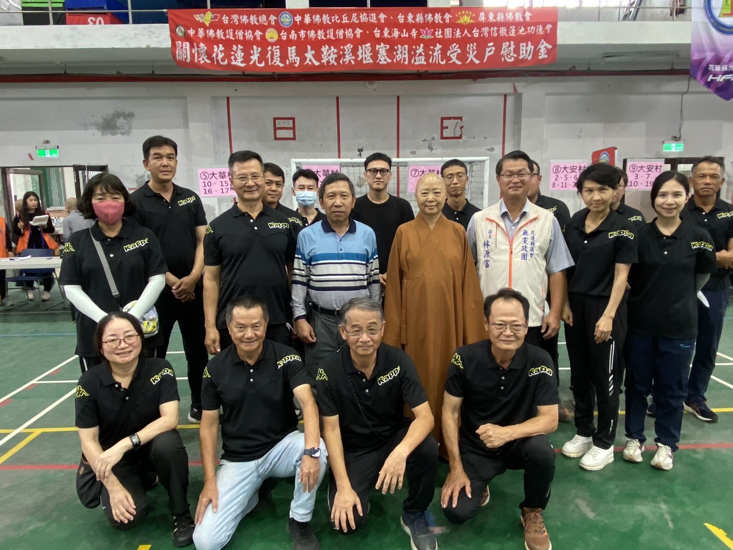 花蓮縣議會議長張峻也率議會團隊協助慰問金發放事宜。