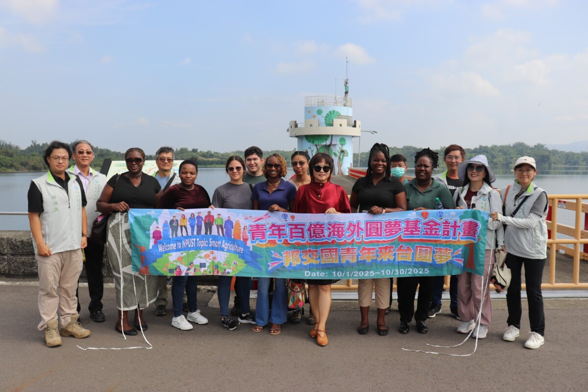 ▲邦交國青年走進高雄農田現場,體驗AI智慧灌溉科技魅力。