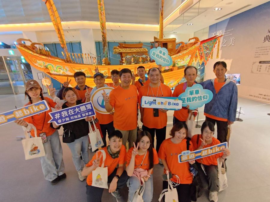 ▲屏東縣綠能發展協會解釋,東港飯湯是在地特色,透過參訪王船文化館,了解地方信仰,而屏東縣每個鄉鎮,都有珍貴的信仰文化可以成為旅遊魅力來源。