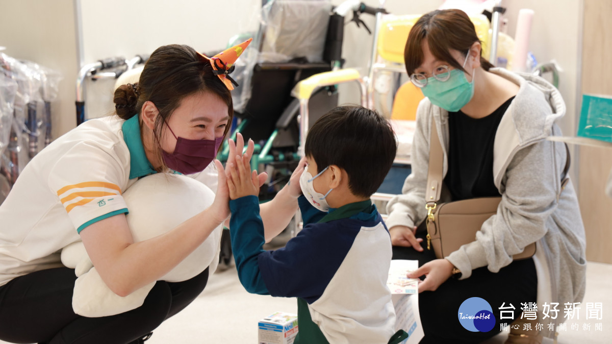 孩子在杏一門市人員的引導下進行購物任務，家長與治療師在旁鼓勵陪伴。