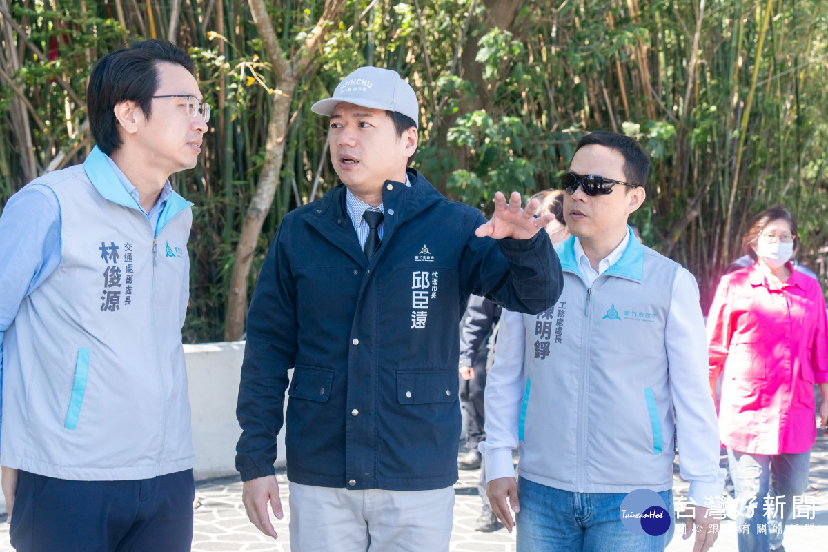 代理市長邱臣遠前往視察高峰路506巷通車情形。 2 技師現場進行簡報說明。 3 代理市長邱臣遠偕同工務處及交通處進行視察。 4 高峰路506巷改善工程新闢道路及人行道，讓交通更加順暢安全。