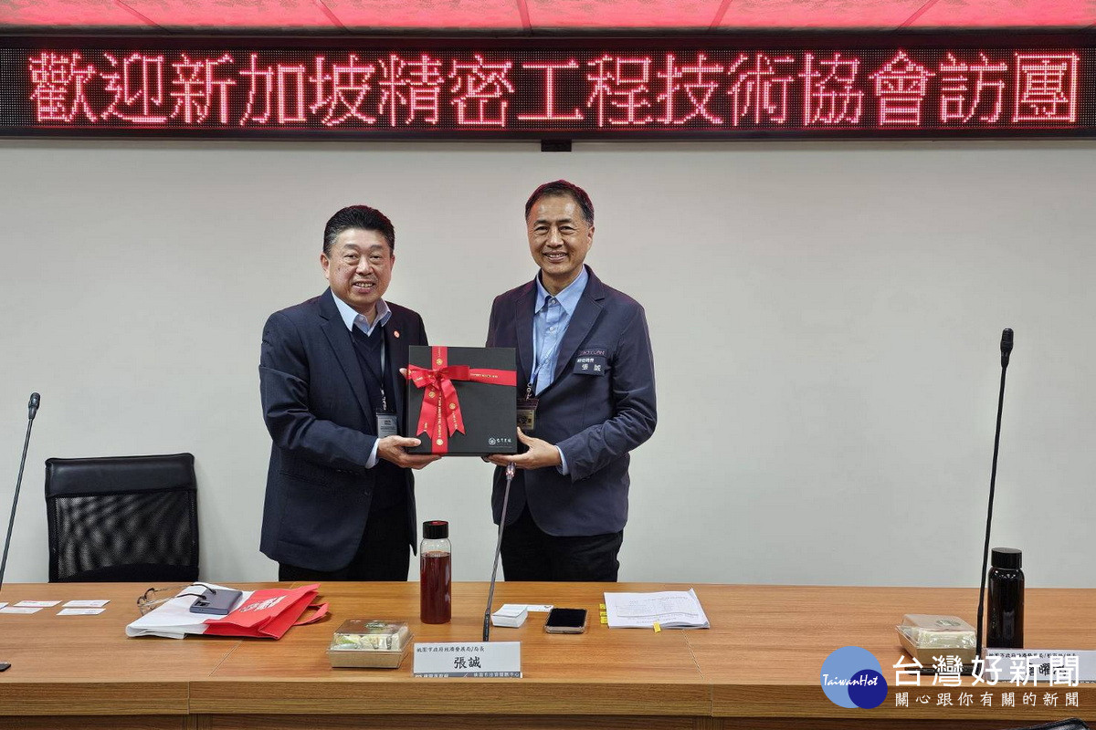 桃市府經發局長張誠致贈禮物予新加坡精密工程技術協會代表。