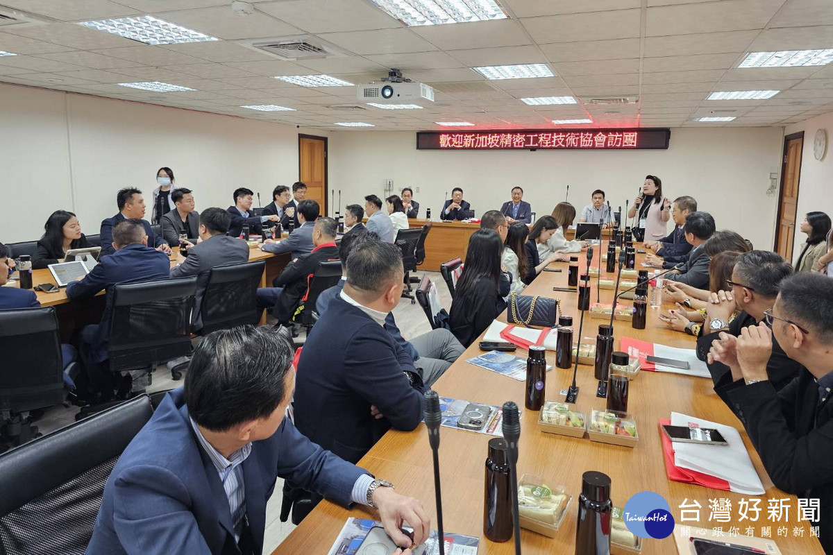 新加坡精密工程技術協會進行簡報。