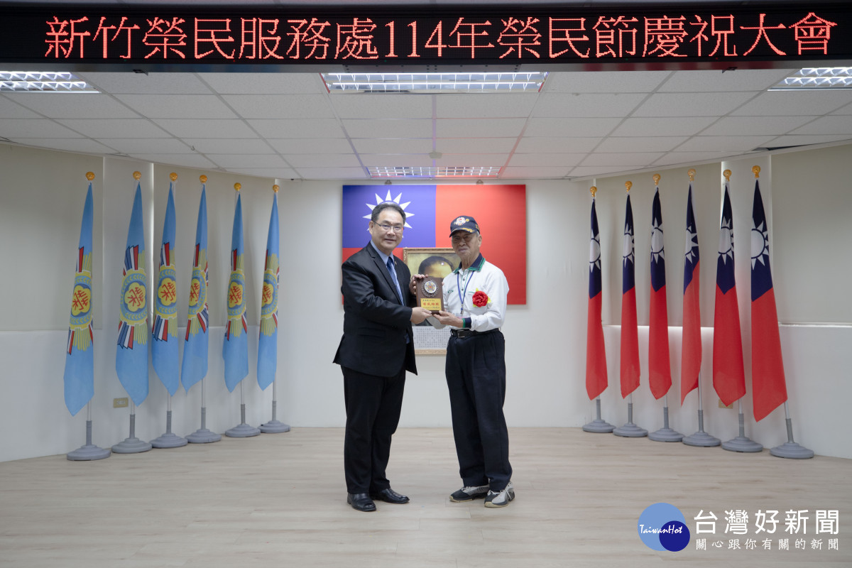 鞠宗顯處長頒贈八二三抗戰英雄呂木廷榮民楷模獎牌，表揚榮民犧牲奉獻精神。