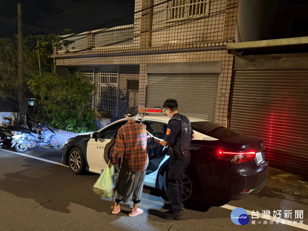 迷途老婦凌晨徘徊街頭，楊梅警即時援助返家。