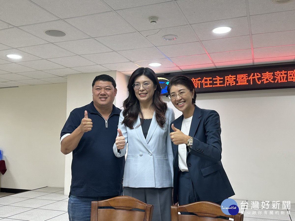 游立委和許縣長熱烈歡迎黨主席抵達。（記者扶小萍攝) 