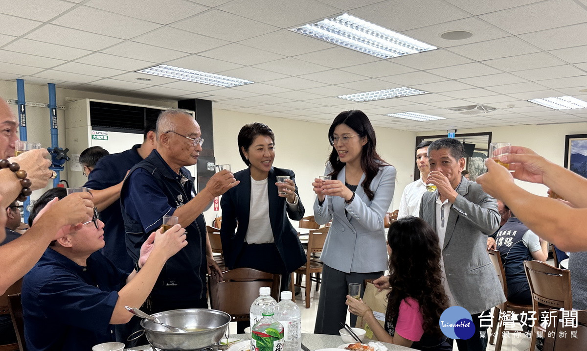 何議長也陪同鄭麗文向黨代表致謝。（記者扶小萍攝）
