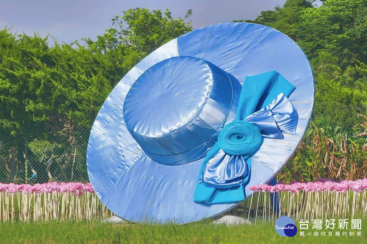 「2025桃園花彩節」現場以3米高巨型帽子裝置「追夢花境」。<br /><br /> <br /><br /> 