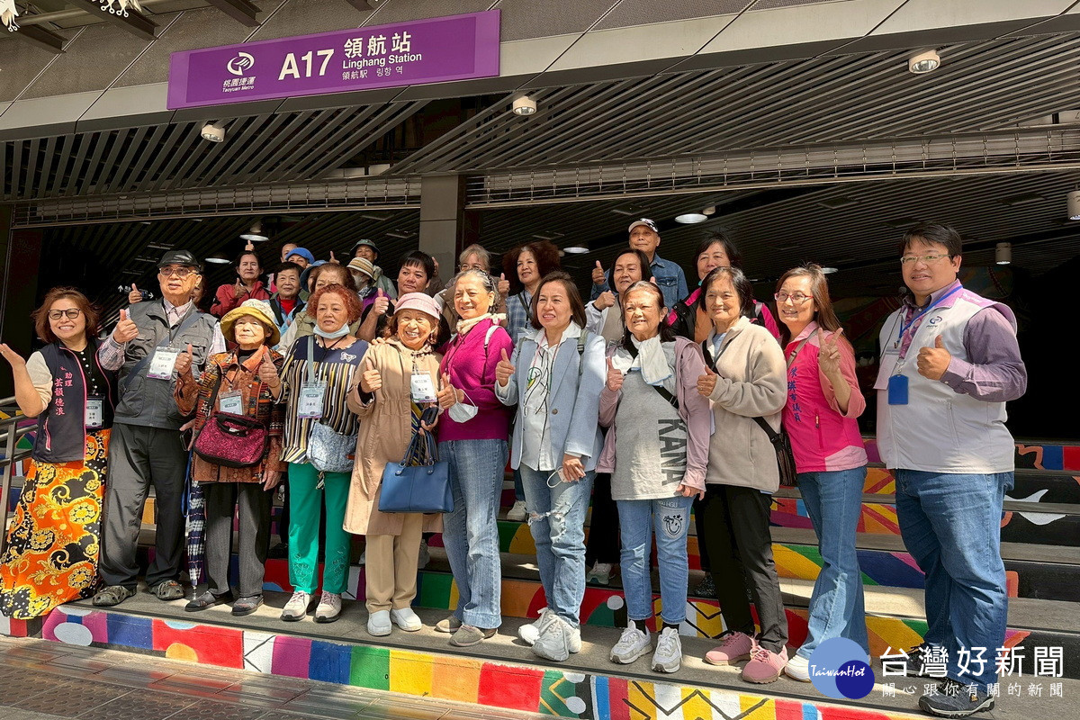 原鄉長者們於機捷A17領航站搭乘捷運。<br /><br />