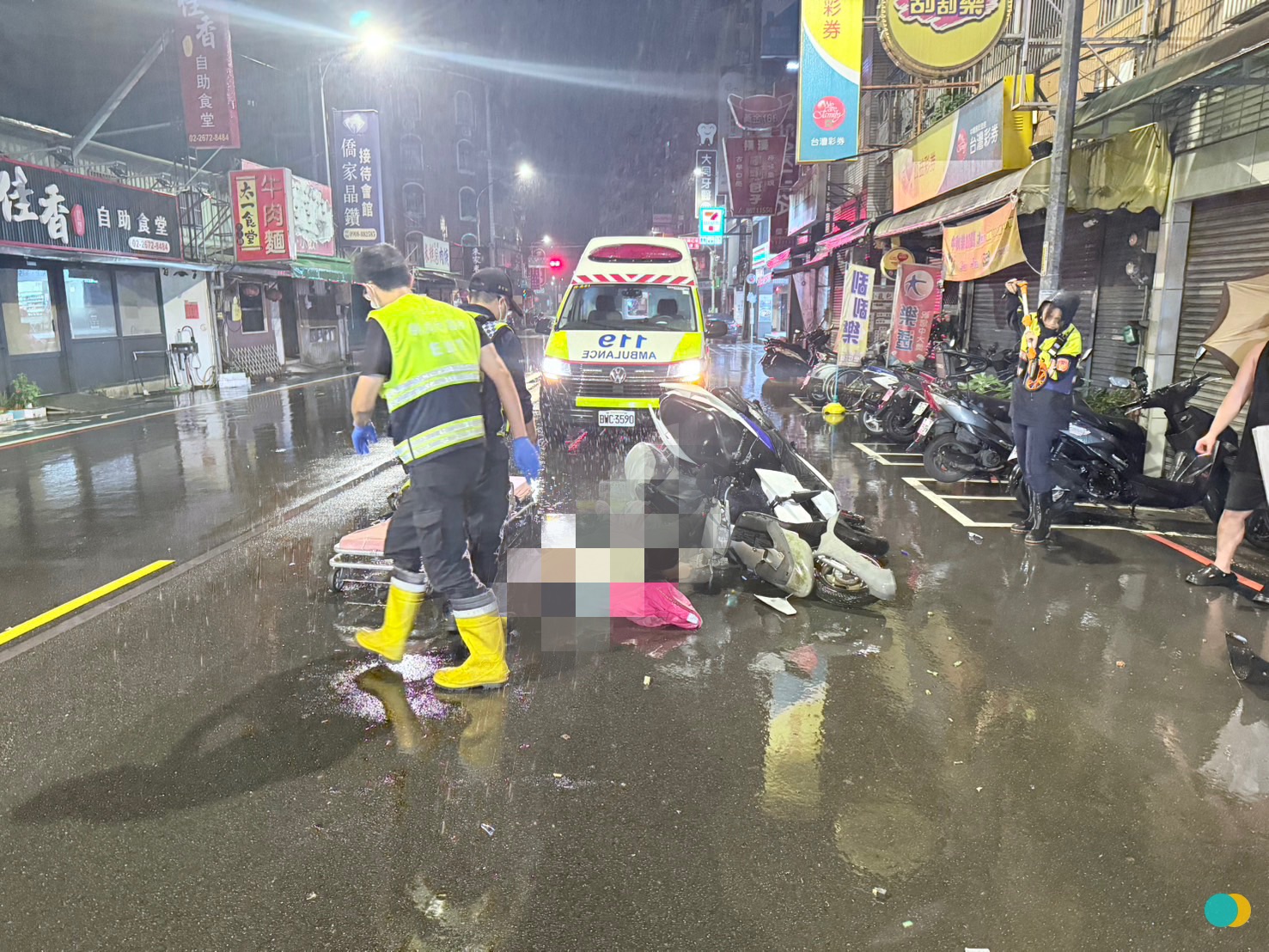 新北市三峽區大同路一帶，昨（28）日凌晨2時許發生1起機車對撞車禍。