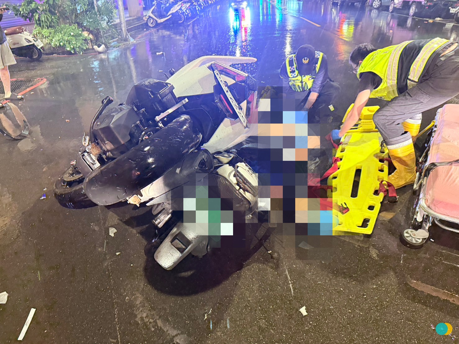 新北市三峽區大同路一帶，昨（28）日凌晨2時許發生1起機車對撞車禍。