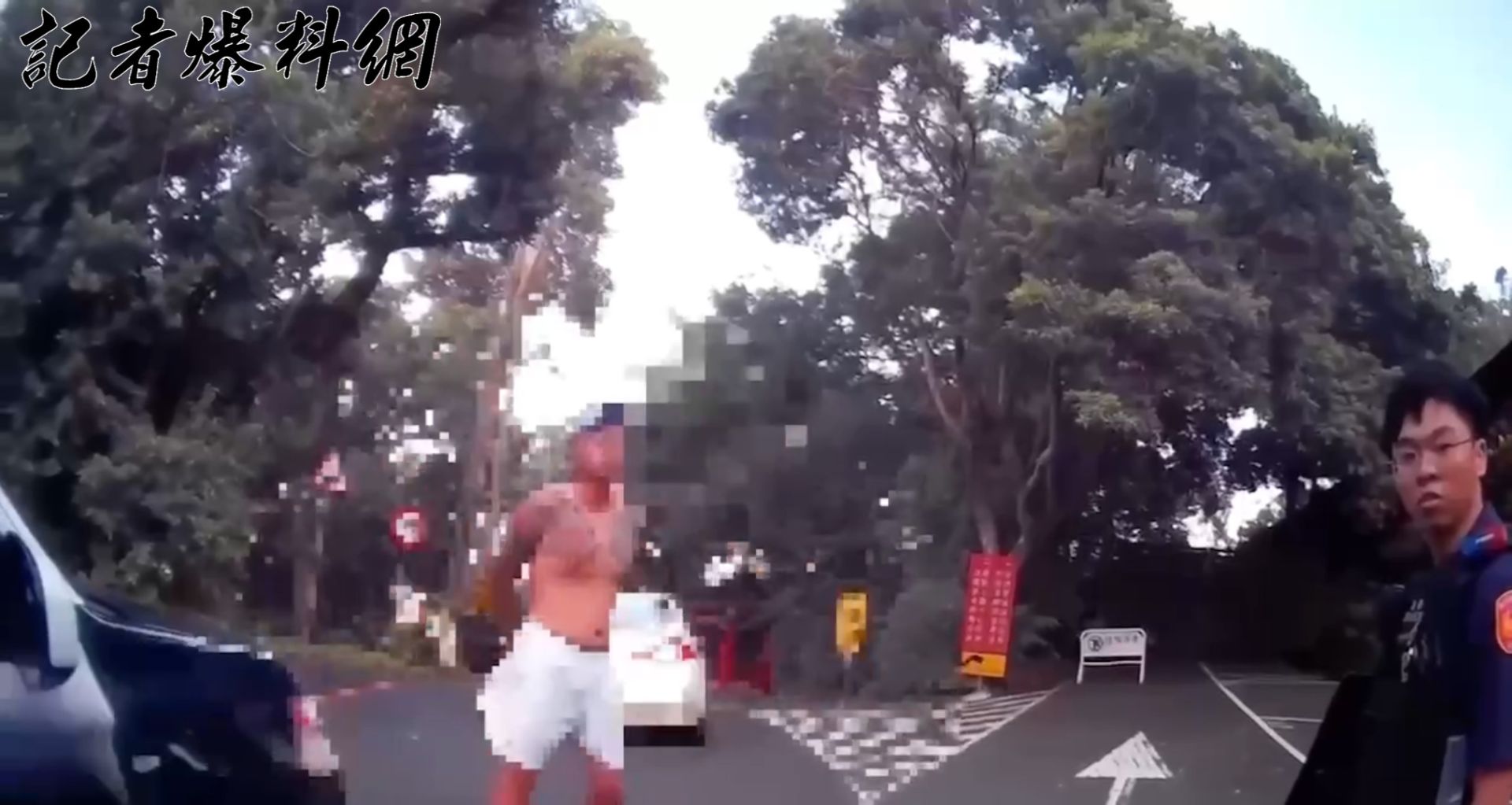 30歲李姓男子赤裸上身、持開山刀出現在飯店後山停車場,對著路樹不斷揮砍。