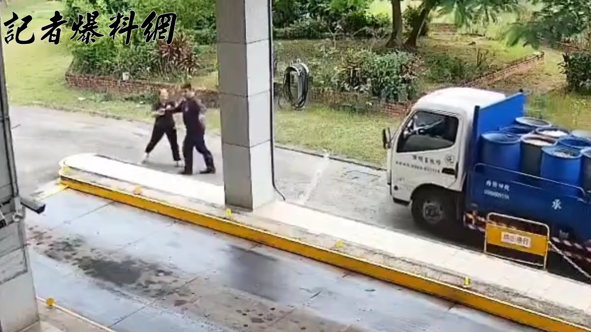 屏東縣萬丹鄉某畜牧場施姓負責人及林姓男子,涉嫌違規載運大量外縣市廚餘,並強行闖入焚化廠管制區傾倒。