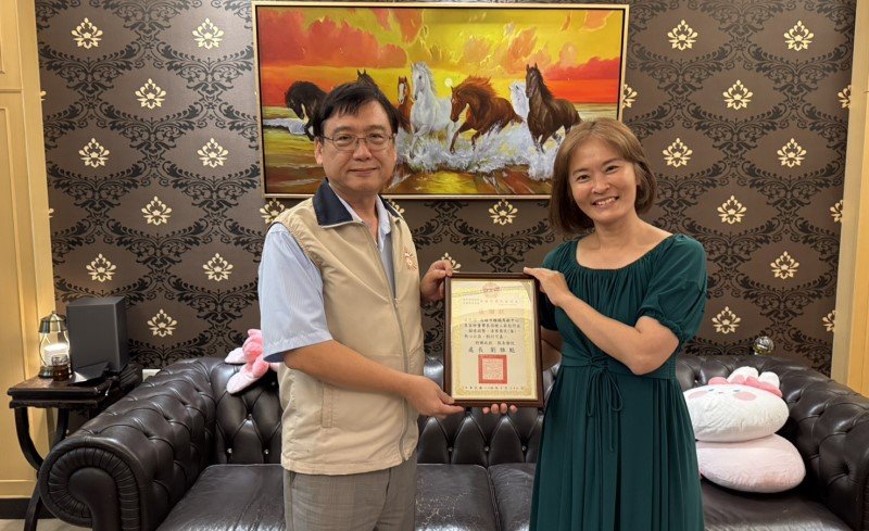 橋頭馬術中心李宜珍董事長善心捐款 溫暖慰助高雄弱勢榮民眷