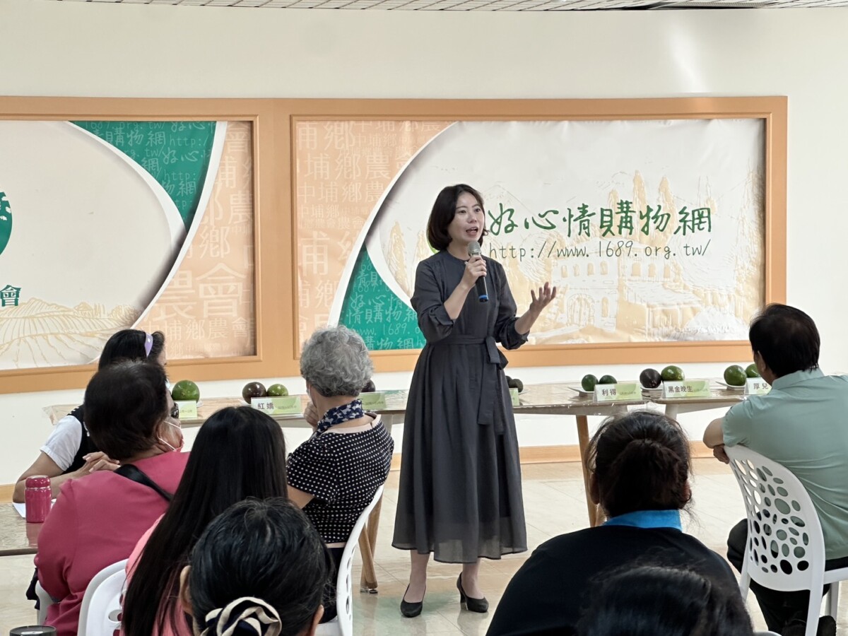 中埔鄉盛產酪梨，農會李甯潔總幹事支持在地農民，讓中埔鄉有「綠金果實」之稱的酪梨持續發光。（圖/中埔鄉農會提供）