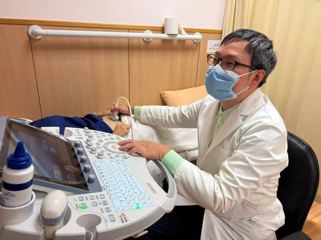 ▲醫師在共照模式中提供專業的超音波檢查服務,以風險評估與醫療介入為核心職責,全方位保障母嬰生命安全。(圖/台中慈濟醫院提供)