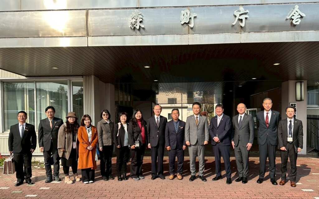 ▲日本北海道「森町」町長岡嶋康輔(右5)在役場(市政廳)前歡迎代表彰化市長林世賢的代理主任秘書陳瑞仁。(圖/彰化市公所提供)