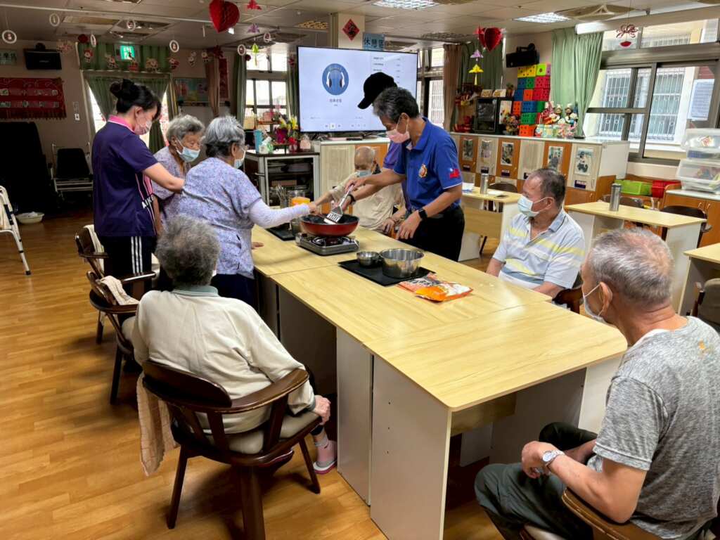 ▲秋意濃麵茶飄香,彰化榮家日照長輩「炒」動懷舊好滋味。(圖/彰化榮家提供)