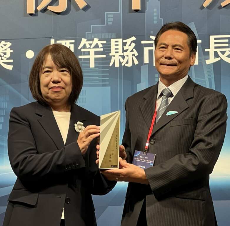▲連江縣長王忠銘代表馬祖榮獲「永續幸福城市獎」及「標竿縣市長獎」,展現縣府在永續治理、民生建設、城市品牌形塑上的亮眼成果。。