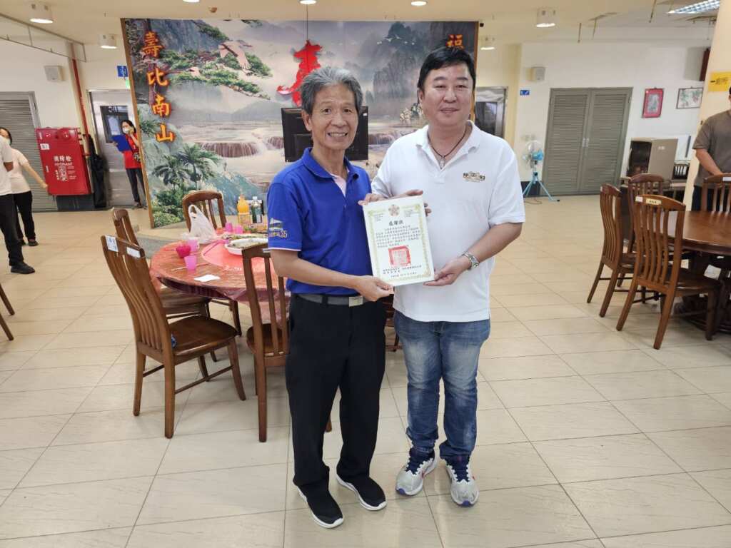 ▲蘇再勝家主任頒贈久揚公司洪益明董事長感謝狀,協處榮民節餐會事宜,贈與長輩重陽節水果。(圖/彰化榮家提供)