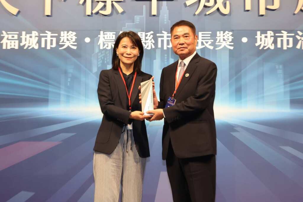 ▲躍升標竿縣長,苗栗縣長鍾東錦感謝各界「獎是獻給大家的」。