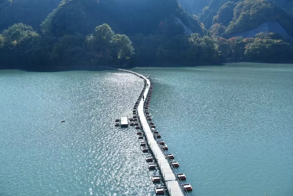 奧多摩湖一景。被稱為東京後花園的多摩地區，可深入探索湖光山色的秀麗美景，探索意料之外的東京自然美。ⒸTCVB