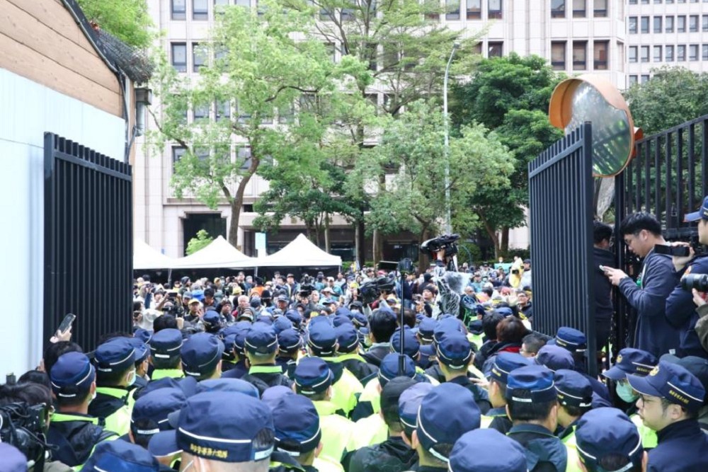 【中正一好辛苦2-1】遇陳抗常領「星光票」站足20小時 基層警最怕重演太陽花事件 216 【中正一好辛苦2-1】遇陳抗常領「星光票」站足20小時 基層警最怕重演太陽花事件 215