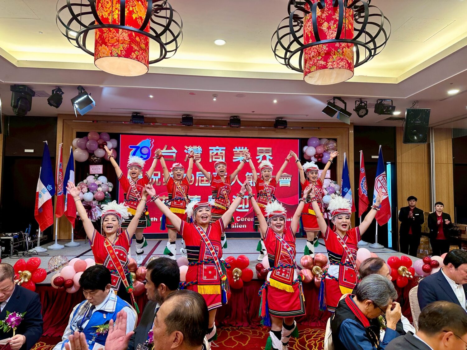 瑪大藝術恆舞集田姈琋老師帶領原民舞團熱情開場,為第79屆商人節大會掀起序幕,展現花蓮多元文化魅力與歡慶氛圍。(圖/記者林照東攝)