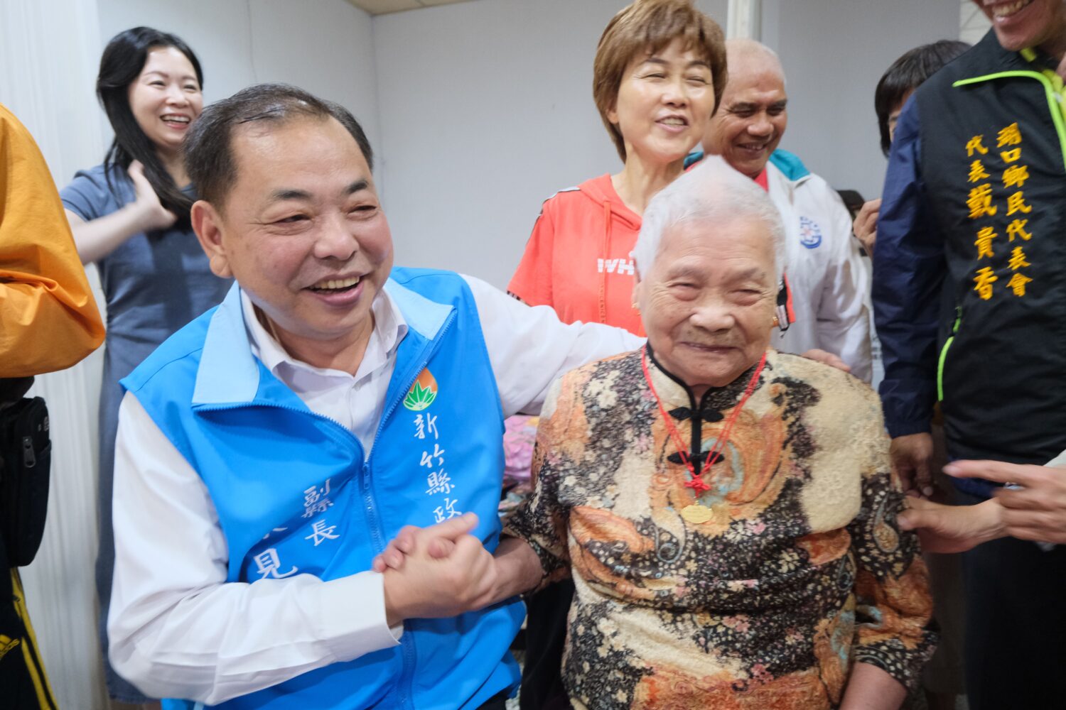 陳副縣長與百歲婆婆相約明年見。(圖/記者黃溎芬翻攝)