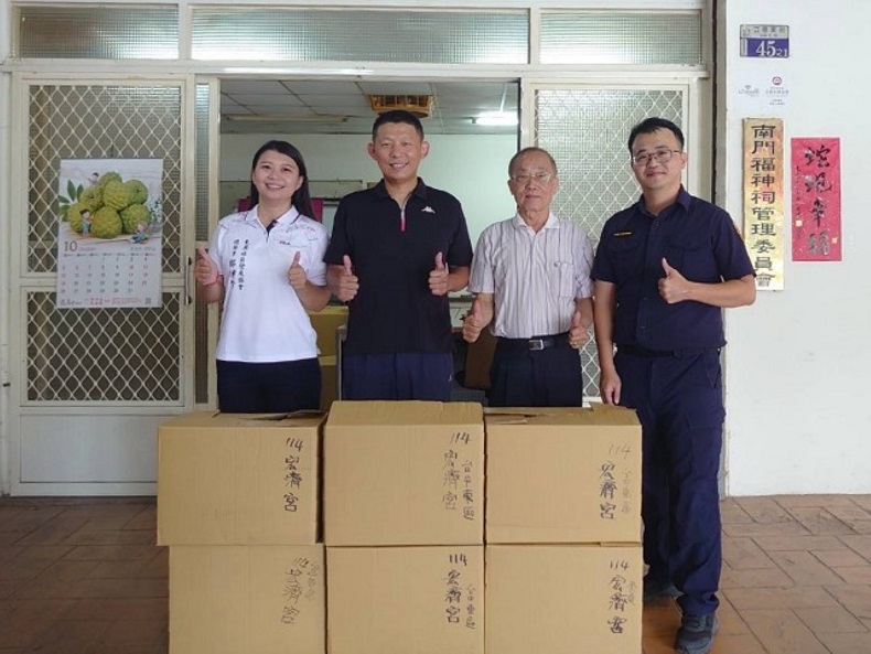 ▲立德派出所與東興里長及社區發展協會總幹事用實際行動關懷弱勢族群。