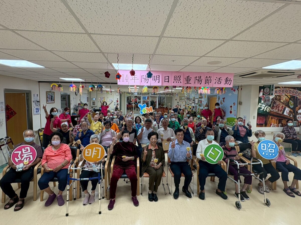 ▲總統府資政張博雅(左5)與陽明醫院長謝景祥(右5)一同參加日照中心敬老活動。