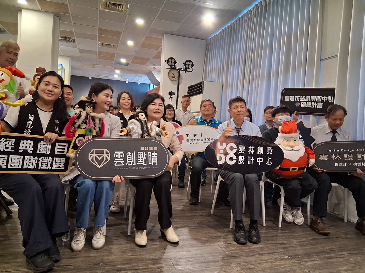 ▲設計翻轉雲林「2025雲林設計週」正式開跑!張麗善縣長(中):透過文化藝術、設計美學,讓雲林更具競爭力。(記者劉春生攝)