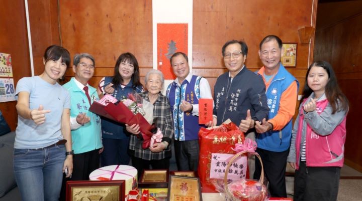 ▲埔心里黃巫鳳連今年雖滿100歲,奶奶說她每天會到田裡種菜。
