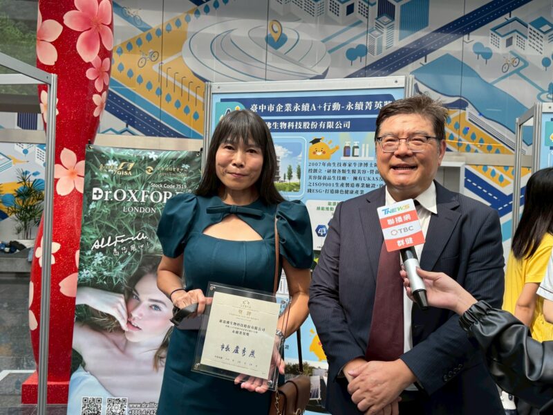 圖文：歐思佛生技邱惠敏董事長(左)/歐思佛生技創辦人陳耀寬博士(右)。