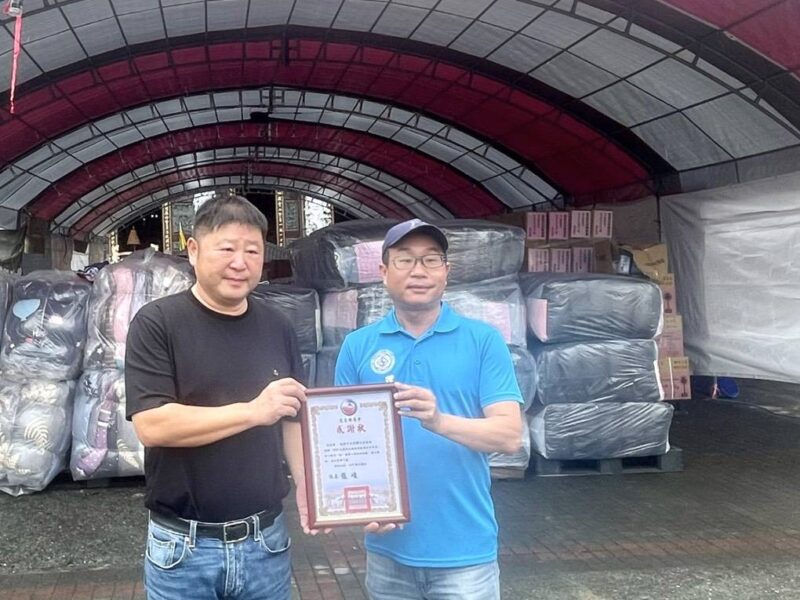 圖文:桃園市全媒體記者協會攜手企業及國際獅子會300B5區用愛守護花蓮 千套棉被送暖災區。