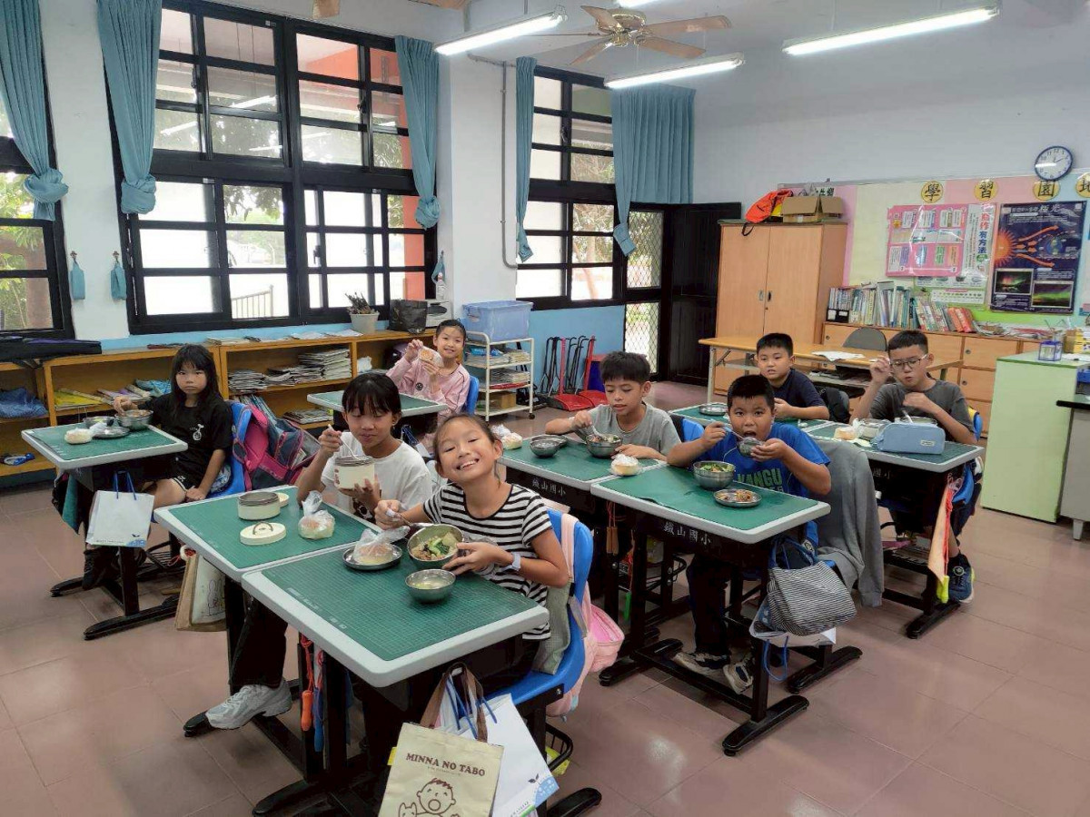 鐵山國小自112年起發起免費營養午餐供應計畫，招募在地企業共同捐助營養午餐。