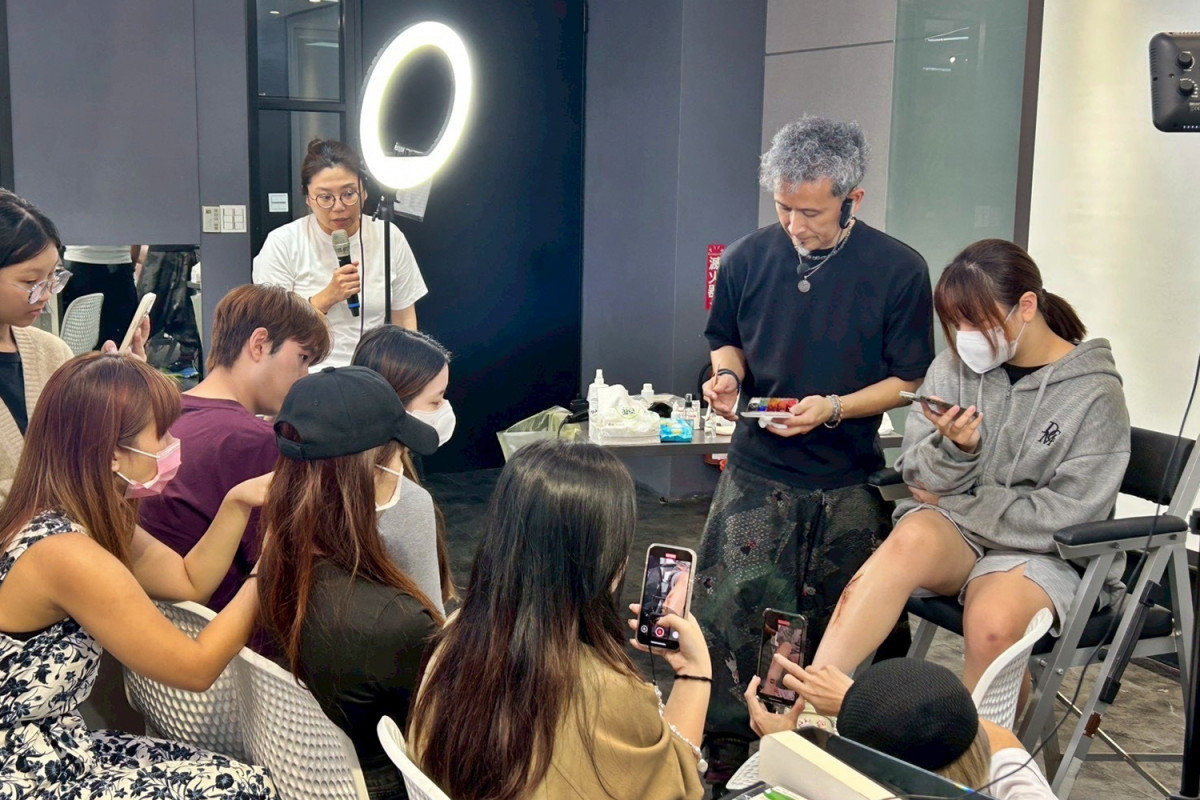好萊塢電影特效妝設計大師AKIHITO老師示範特效妝。（弘光科大提供）
