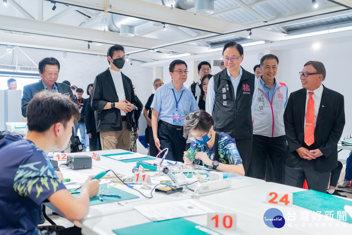 桃園市長張善政參觀「2025桃園國際新創機器人節」創意競技。<br /><br />