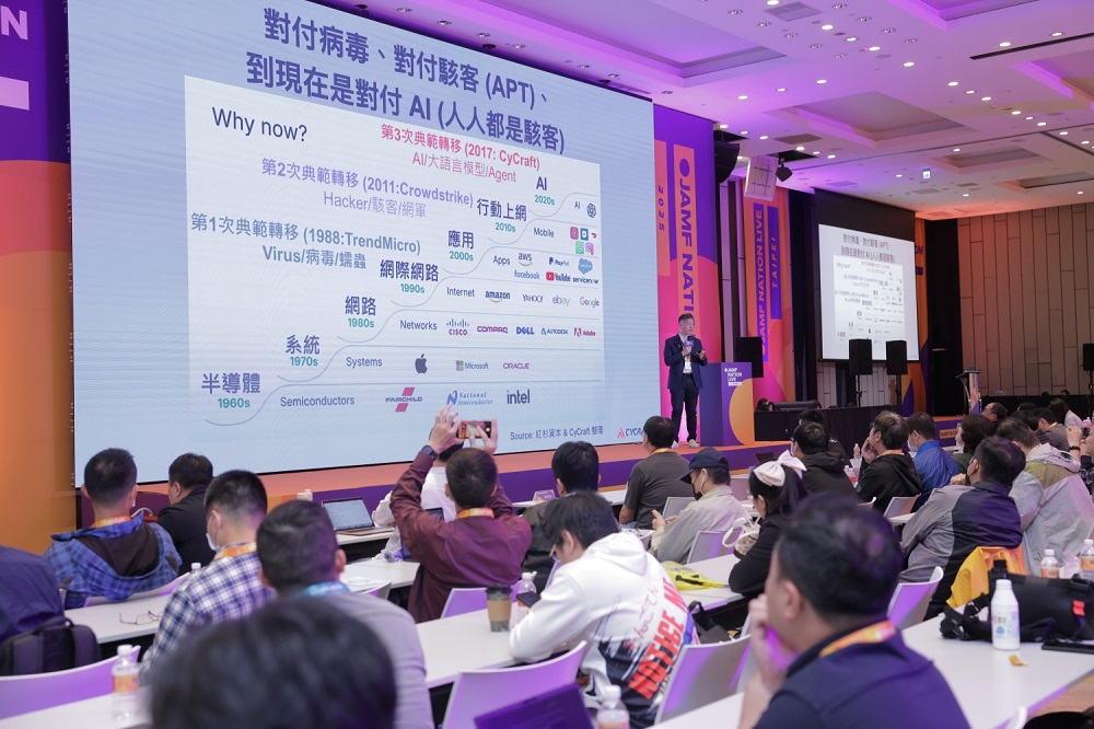 中華民國資訊軟體協會理事暨資安韌性促進會會長吳明蔚分享 AI 世代的資安威脅。
