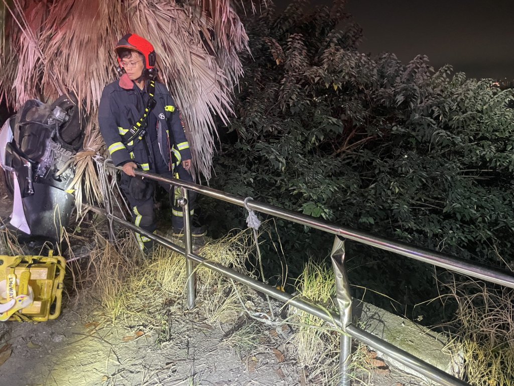 霧峰女大生夜間騎車疑失控 自撞護欄翻落邊坡送醫幸無大礙