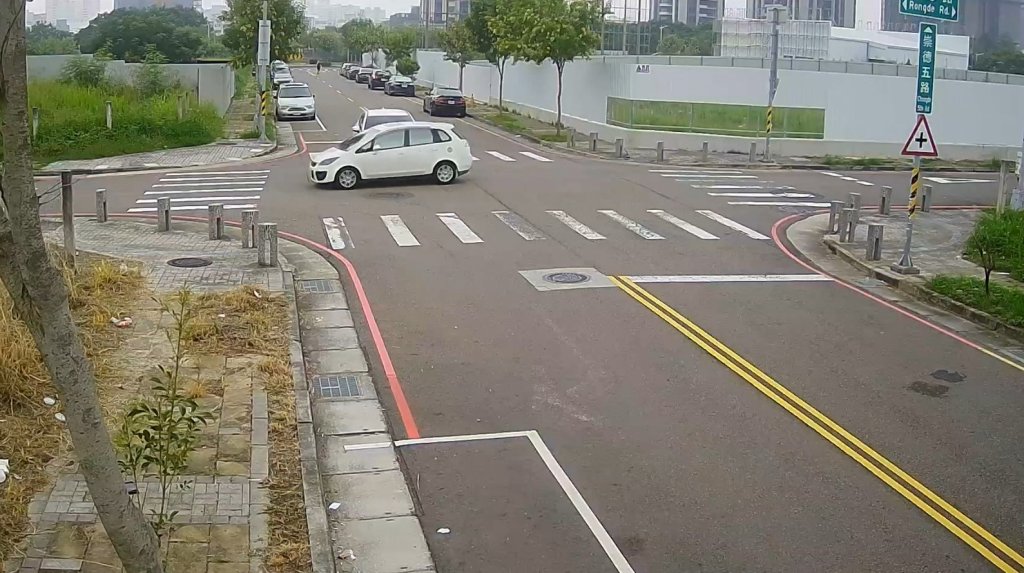 影/白車與白車在路口「不期而遇」-相撞現場慘「車殼車牌飛散」