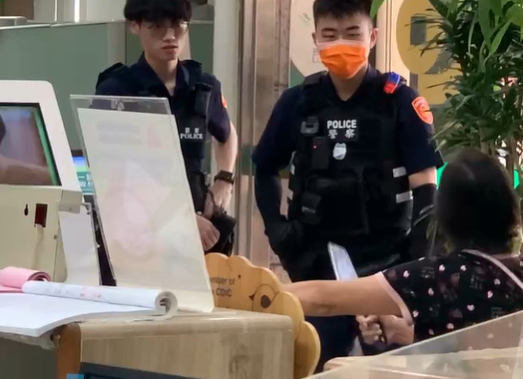 影/婦人持刀大鬧銀行櫃檯!疑因4000元存款糾紛 警到場安撫