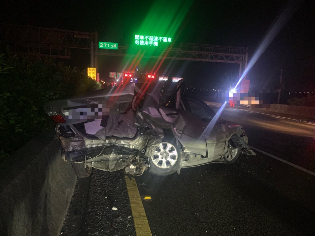 國道驚魂!自小客撞狗釀事故「2車頭慘毀」