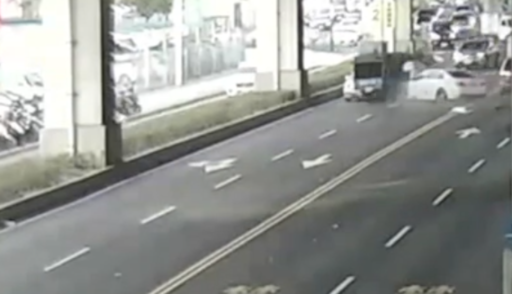 撞擊畫面曝光!新莊自小客車追撞釀3車相撞3人受傷 車內搜出毒品