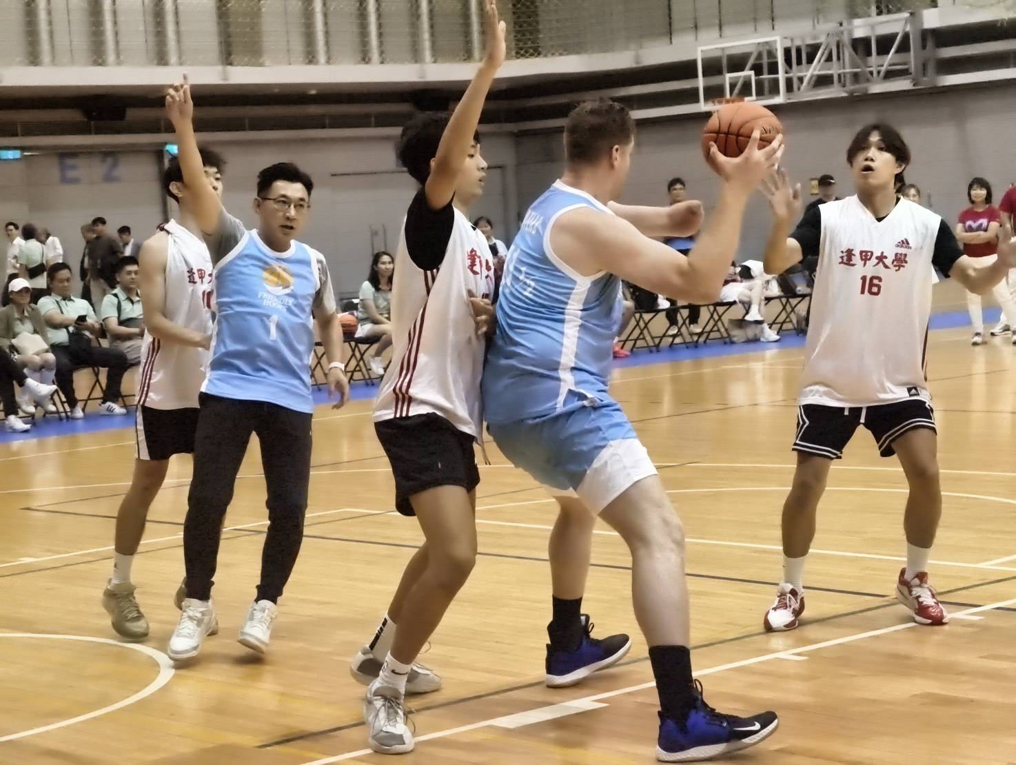 3對3友善籃球賽現場氣氛熱烈，傳遞尊重與共融精神。
