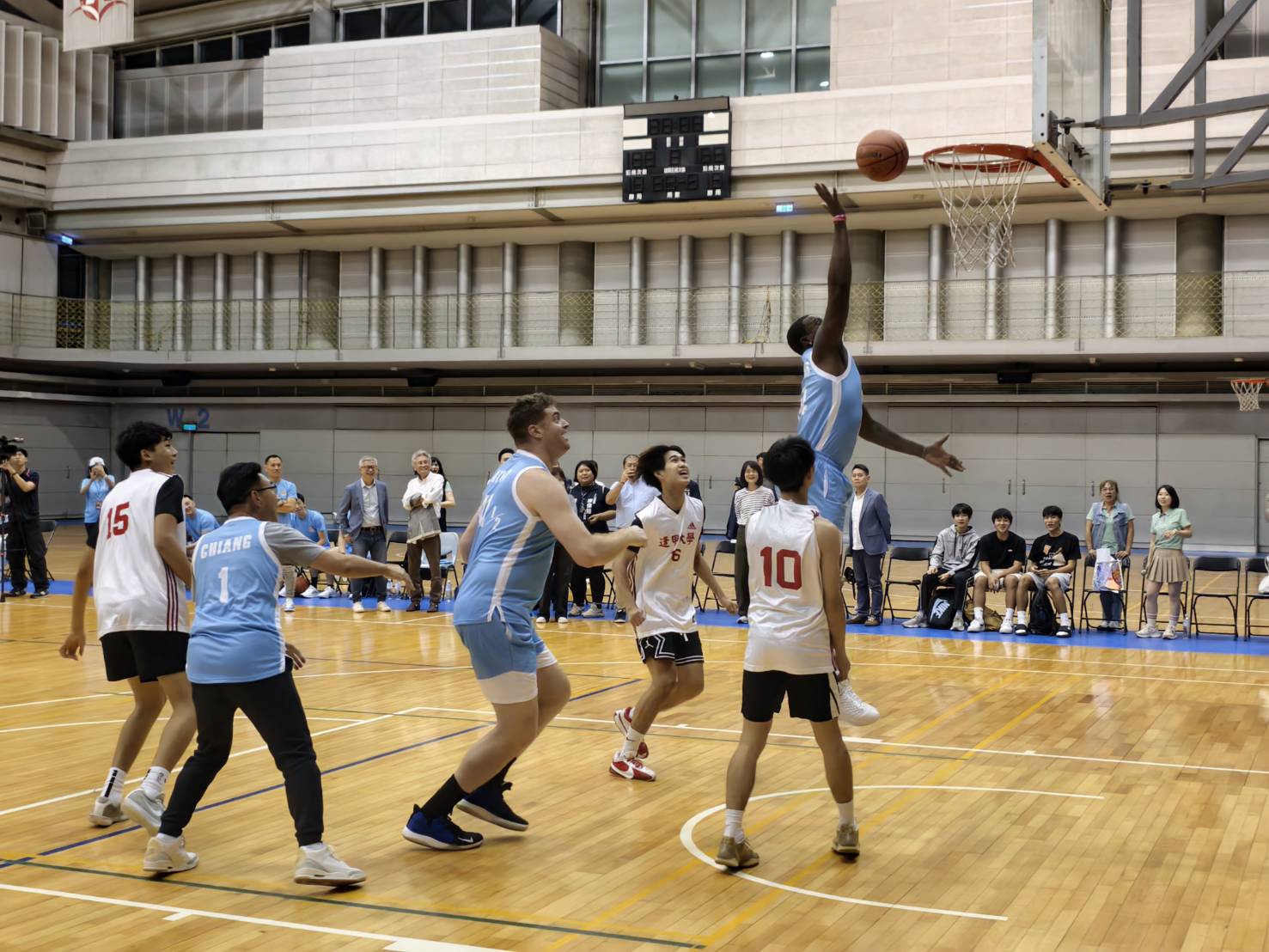3對3友善籃球賽現場氣氛熱烈，傳遞尊重與共融精神。