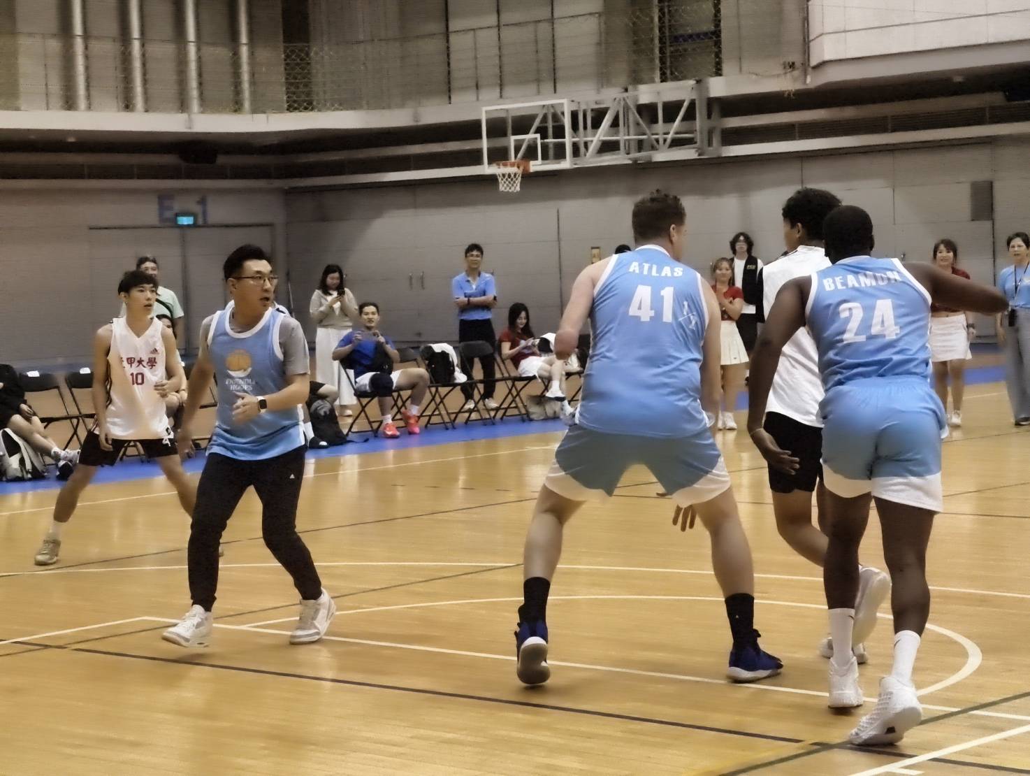 3對3友善籃球賽現場氣氛熱烈，傳遞尊重與共融精神。